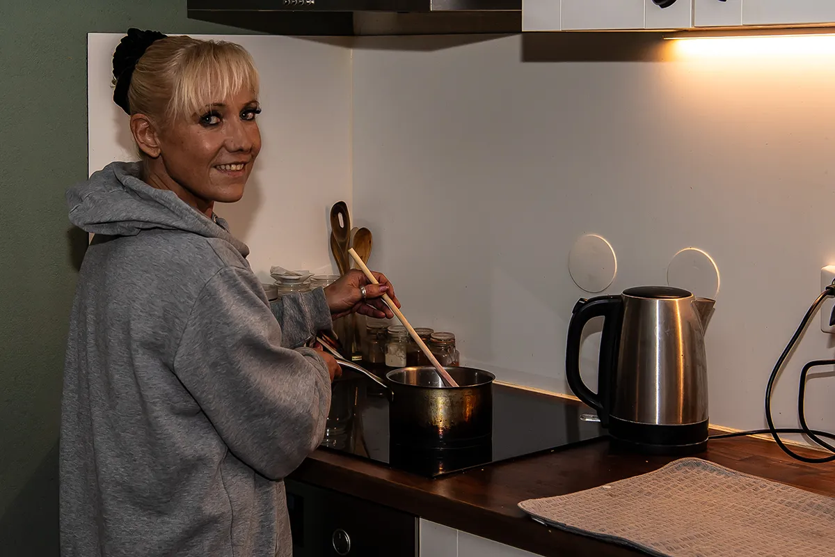 Elektrisch koken op een kookplaat in een geïsoleerde keuken van een flatwoning in Purmerend.